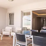 Spacious Perfect Flat With Private Pool